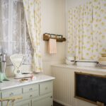 Dekoracja okna kuchennego firankami