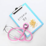 Kwas foliowy – rola w organizmie, skutki niedoboru, źródła.